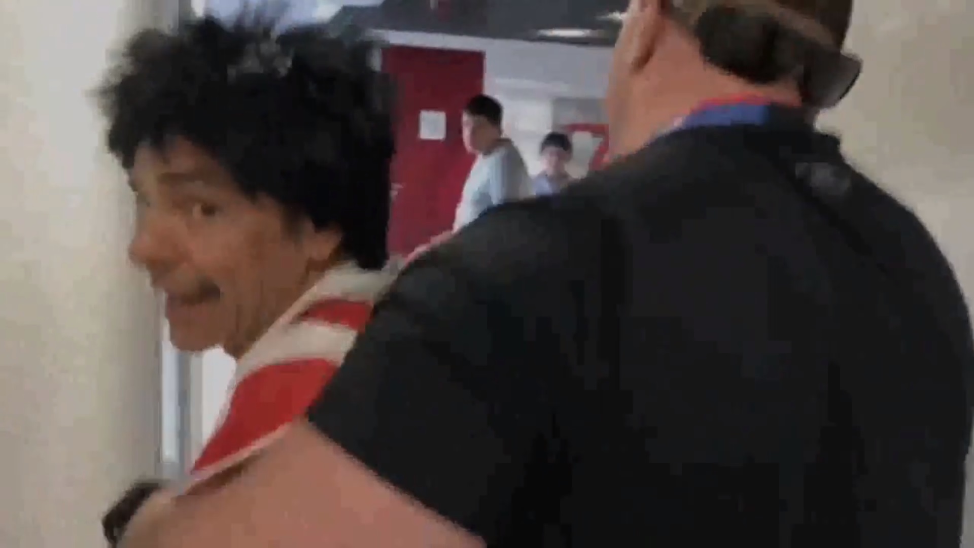 (+VIDEO) Por una broma, Eugenio Derbez fue sacado de estudio