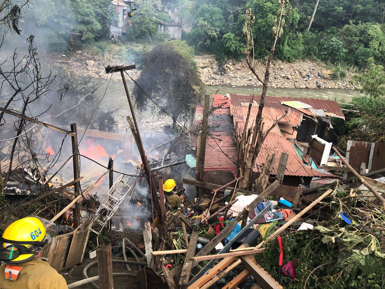 (+VIDEO) Fuerte incendio afecta viviendas en Hatillo 