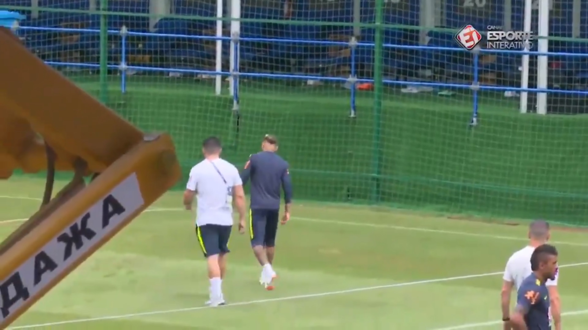 (+VIDEO) Neymar salió con una dolencia del entrenamiento con Brasil