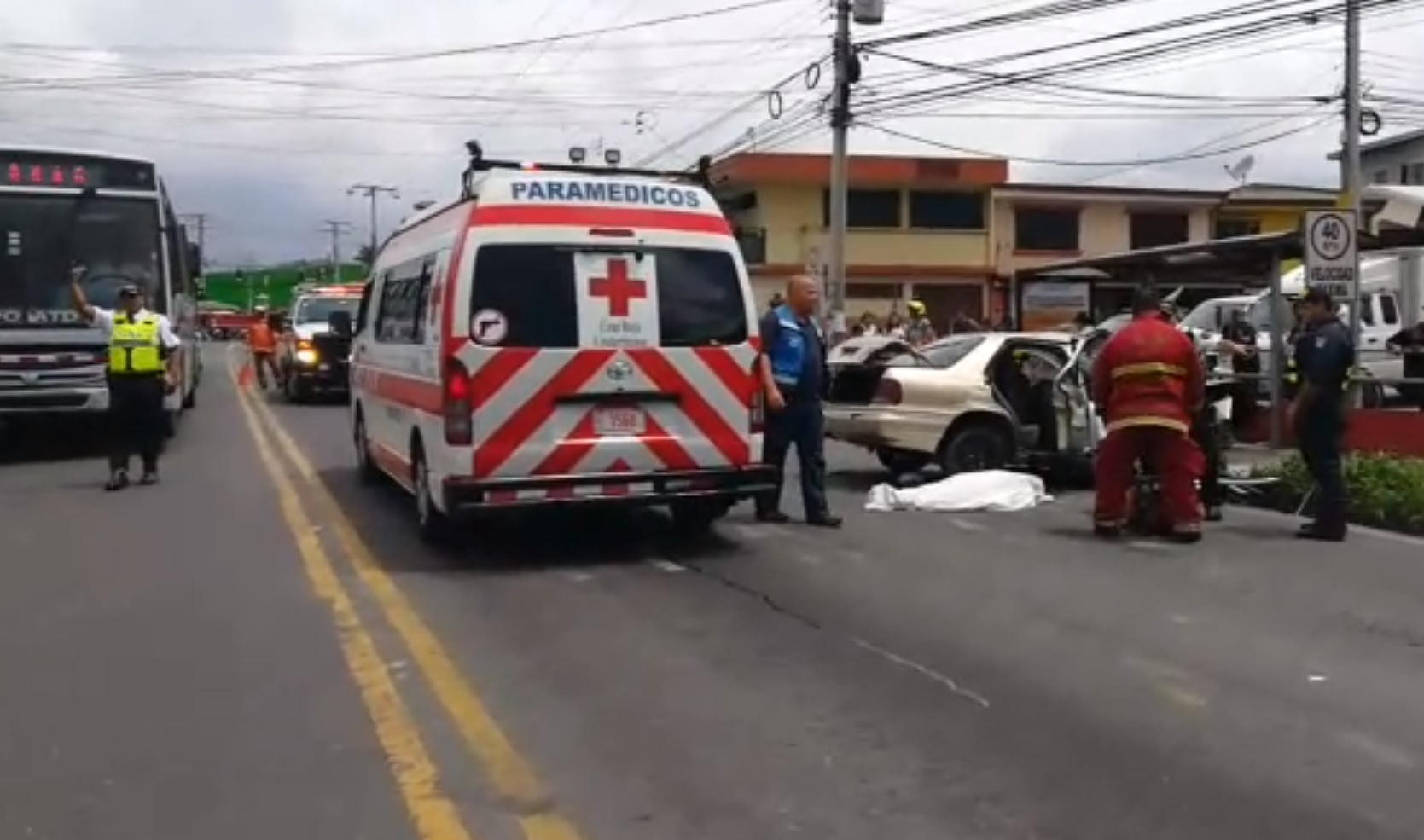 (+VIDEO) Tres fallecidos en Desamparados por colisión 