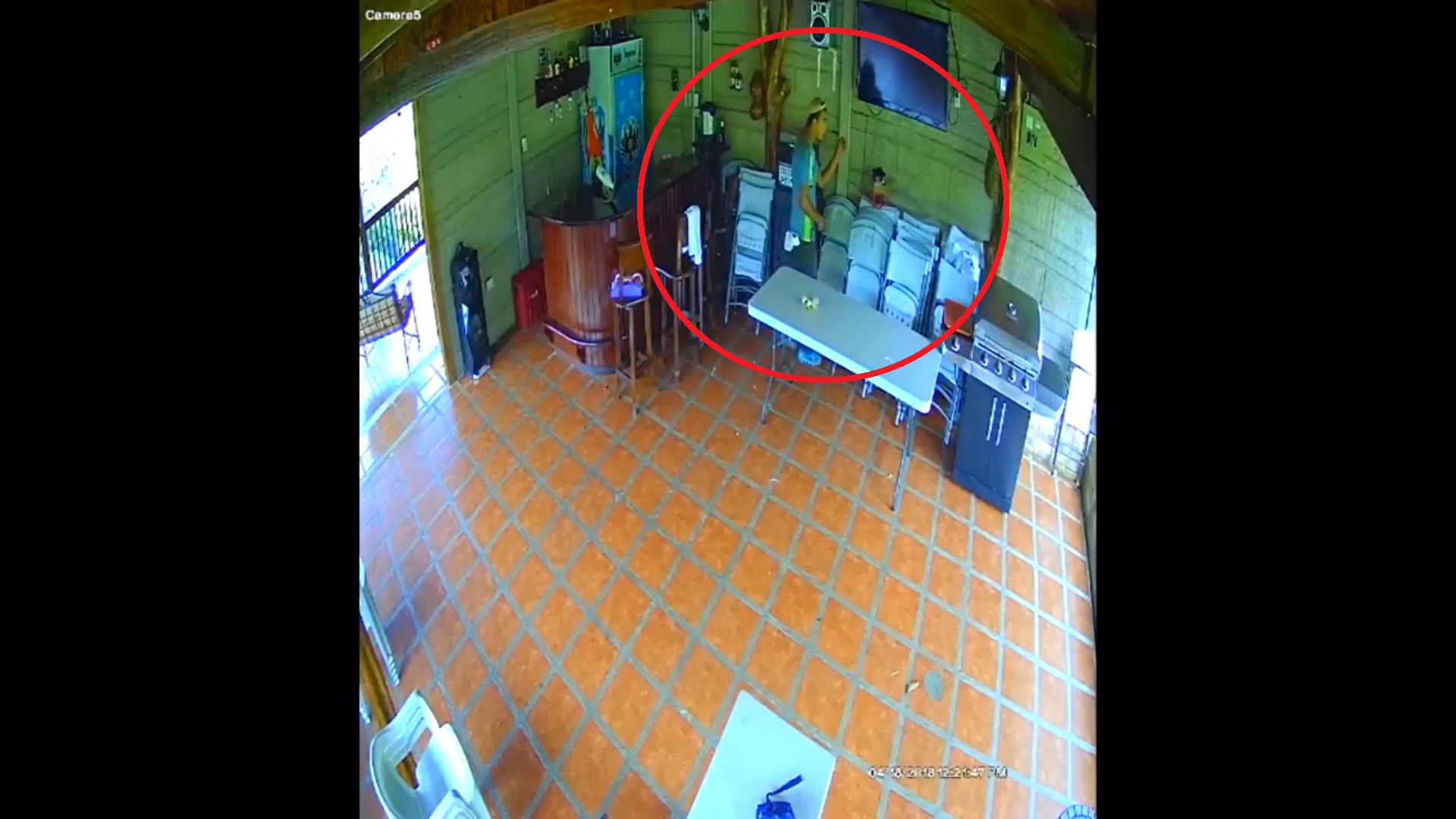 (+VIDEO) Sujeto intenta robarse un televisor en Alajuela