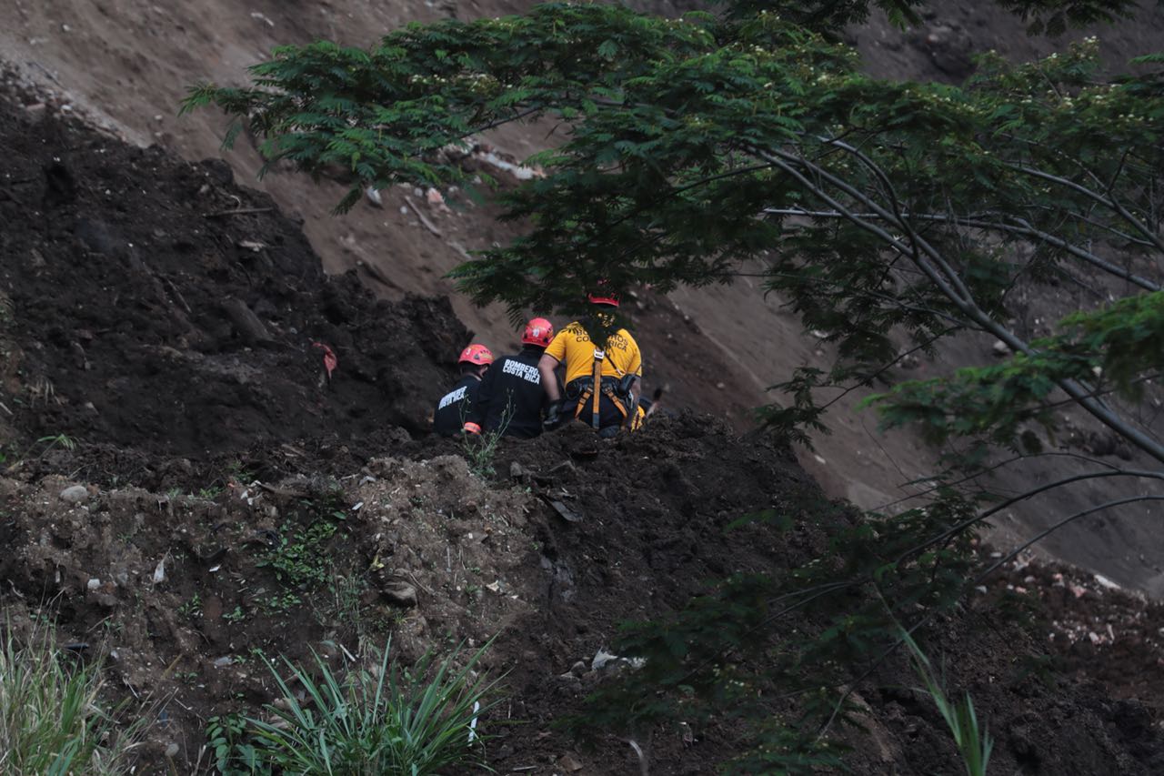 Localizan cuerpo de persona sepultada tras deslizamiento de tierra