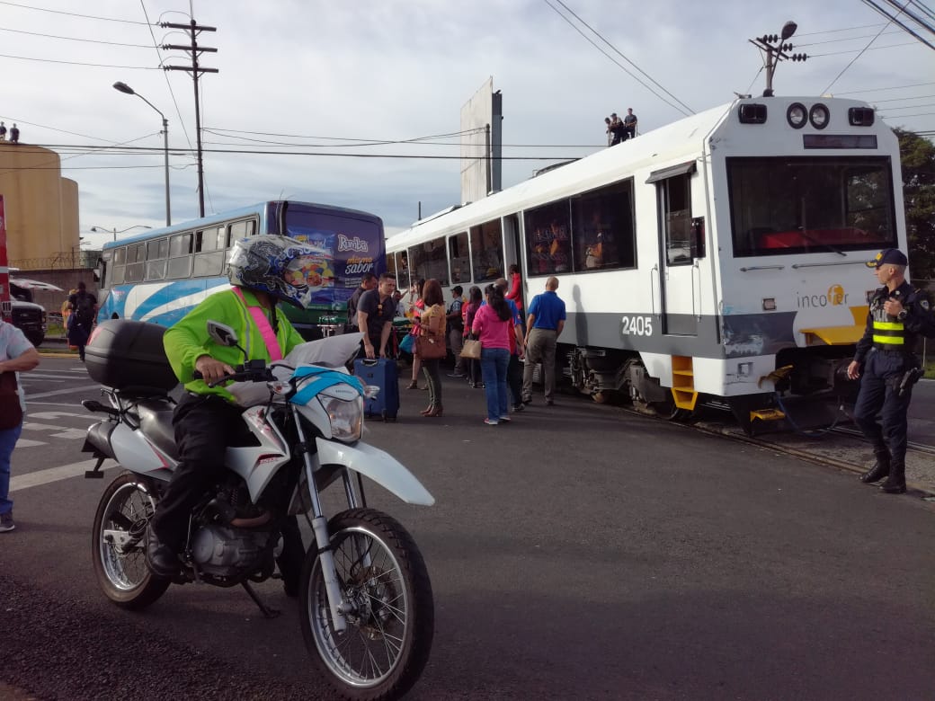 (+FOTOS) Bus colisiona contra tren en Barrio Cuba