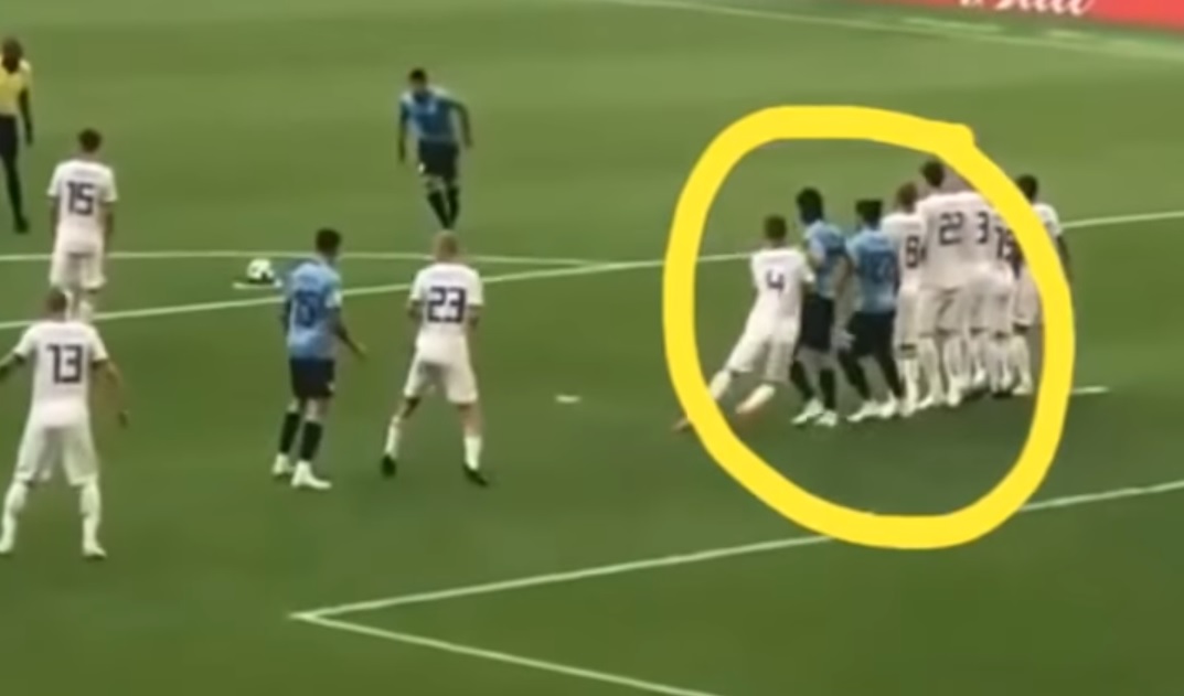 (+VIDEO) Jugador ruso bajo sospecha por acción en gol de Luis Suárez