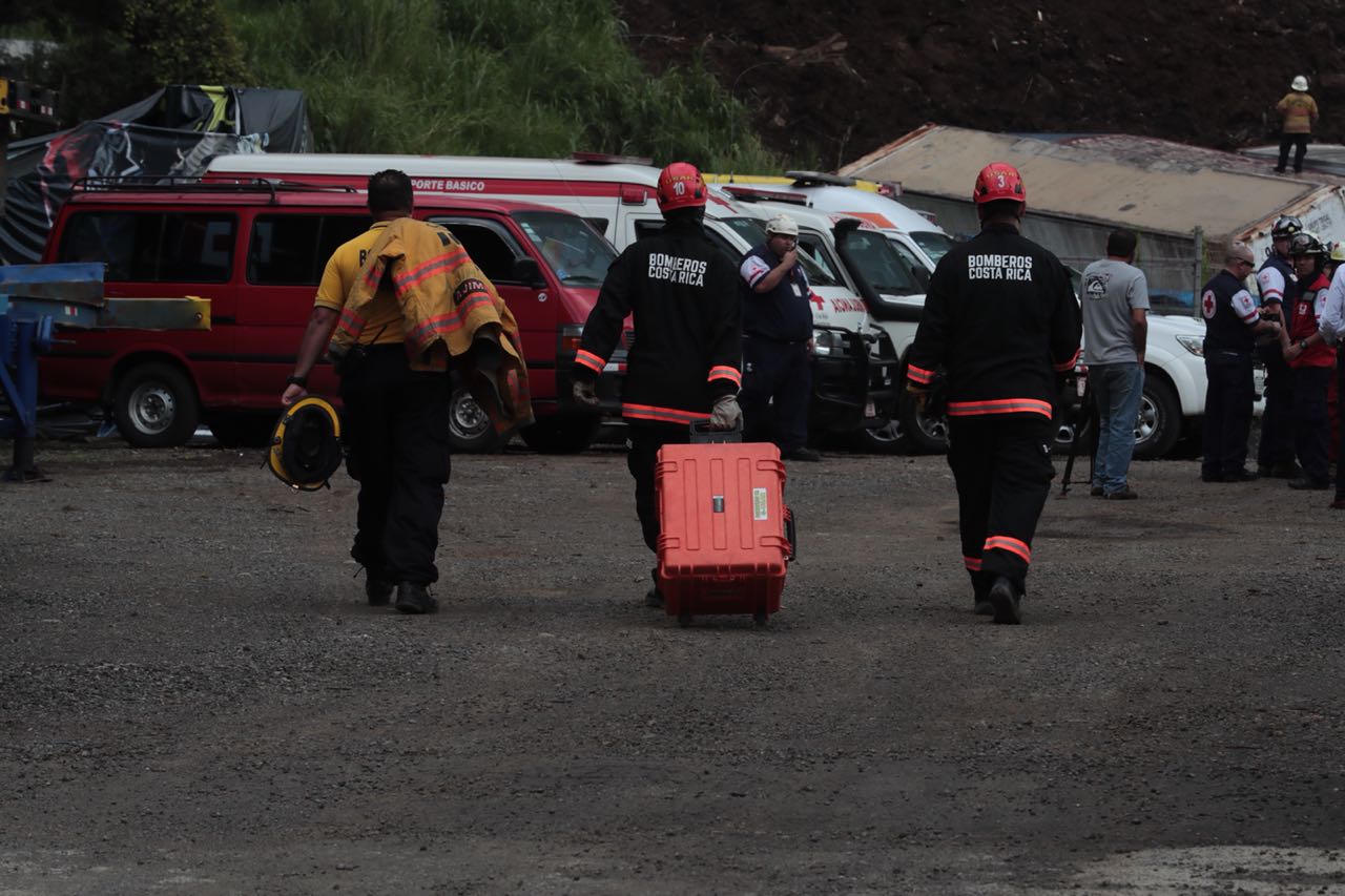 Vivienda cae sobre cauce de río en Desamparados