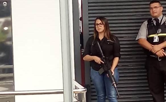 ¿Quién es la agente armada que estaba en la Sala Constitucional?