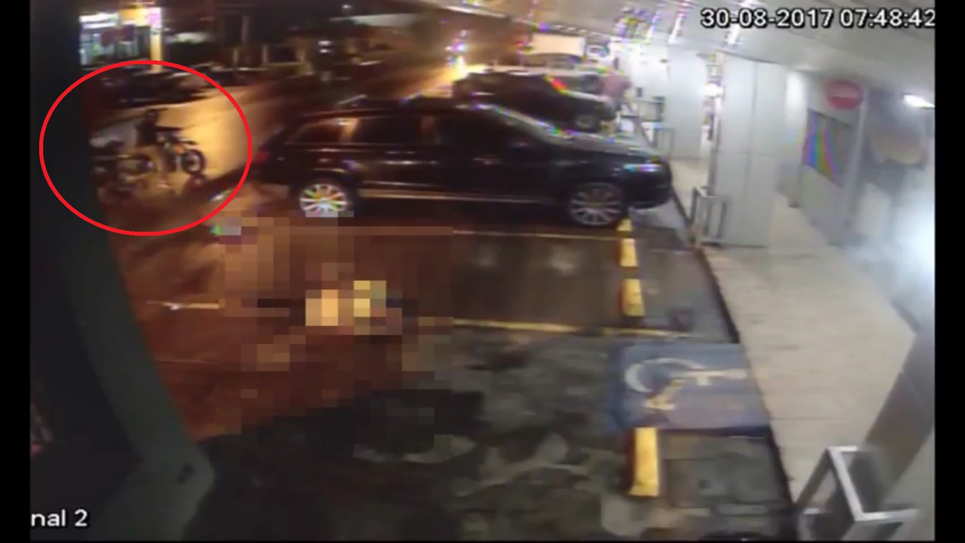 (+VIDEO) Sujetos disparan contra hombre en plena calle
