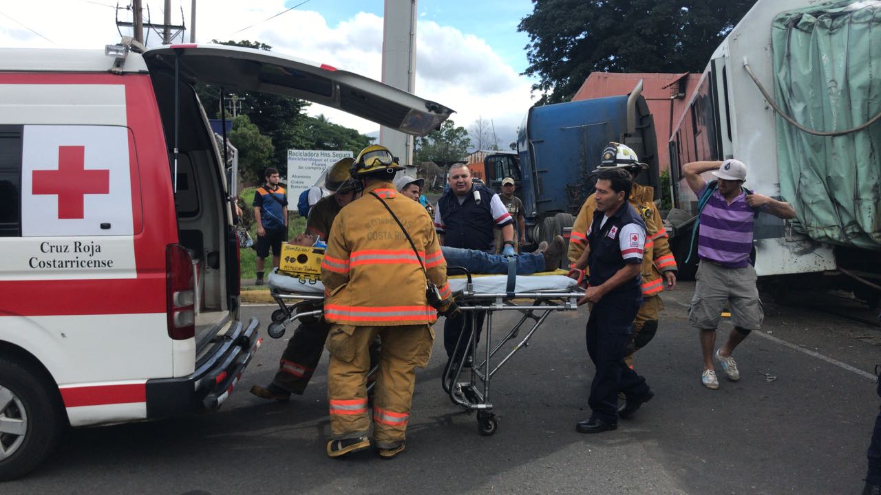(+VIDEO) Colisión de tren y vehículo pesado en Heredia
