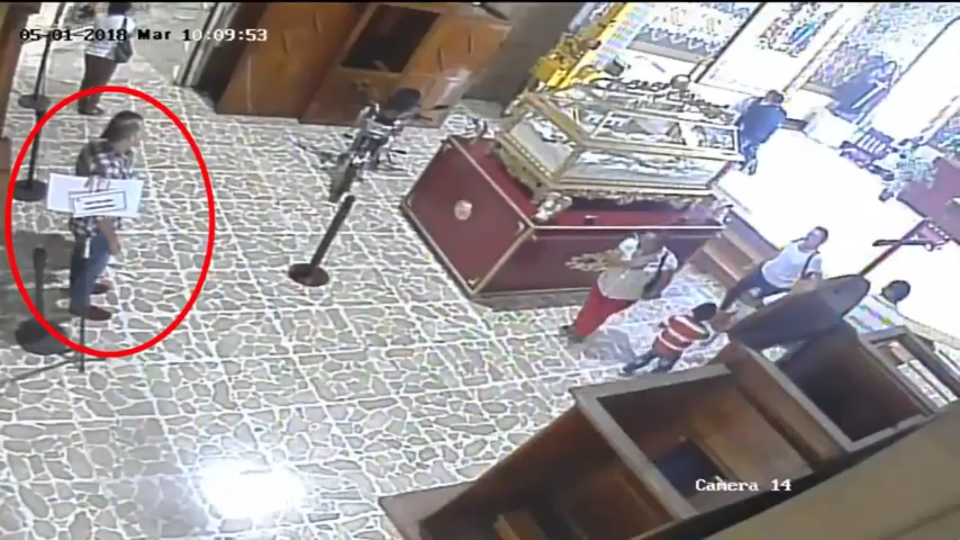 (+VIDEO) Como nadie reclamó el celular, lo tomó y se lo llevó