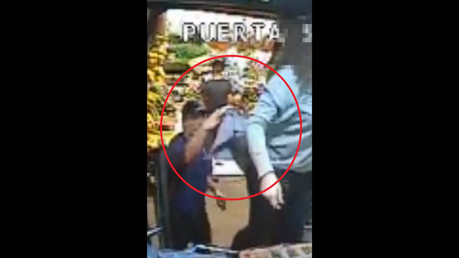 (+VIDEO) Hombre buscado por sustraer celular en vía pública