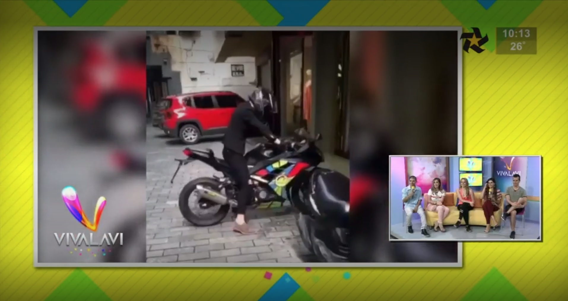 (+VIDEO) Motociclista pierde el control y se estrella contra tienda