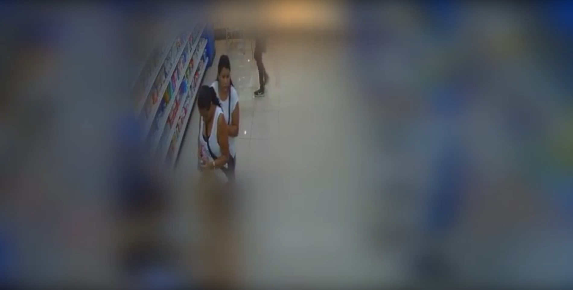 (+VIDEO) Mujer entra a tienda y se lleva productos 