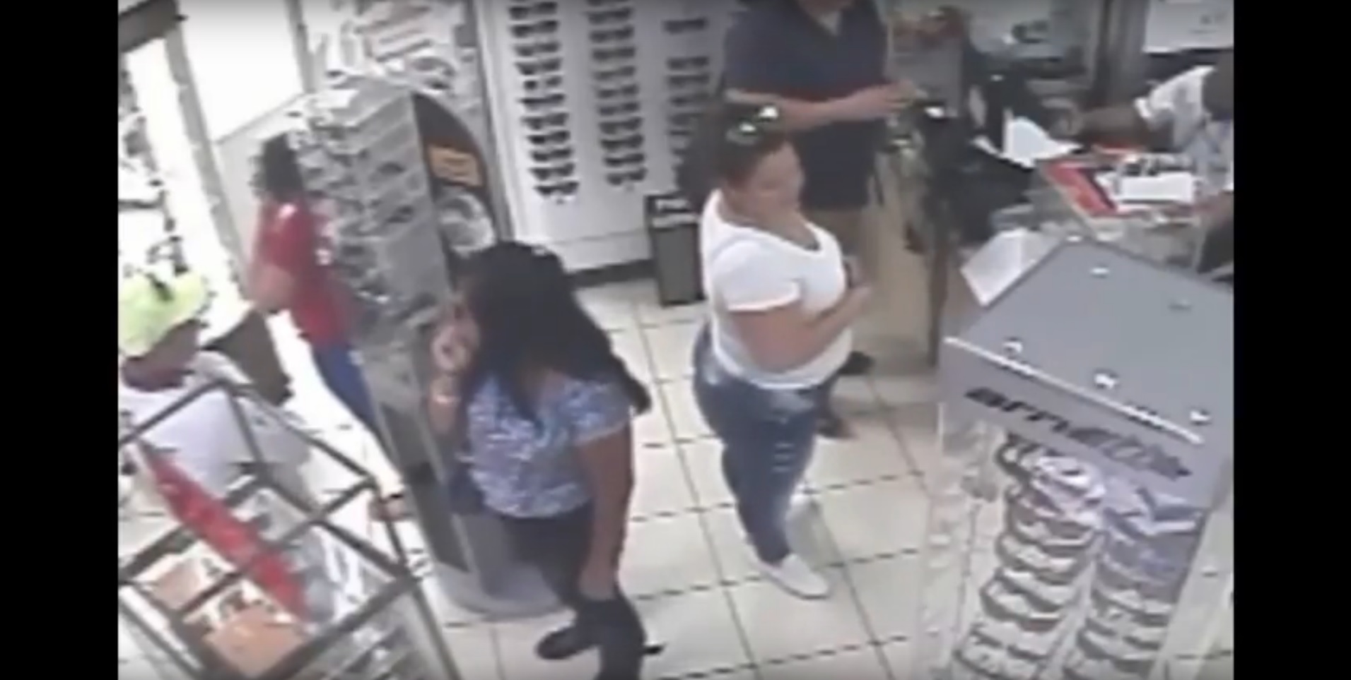 (+VIDEO) Sujetos ingresan a óptica y se llevan artículos 