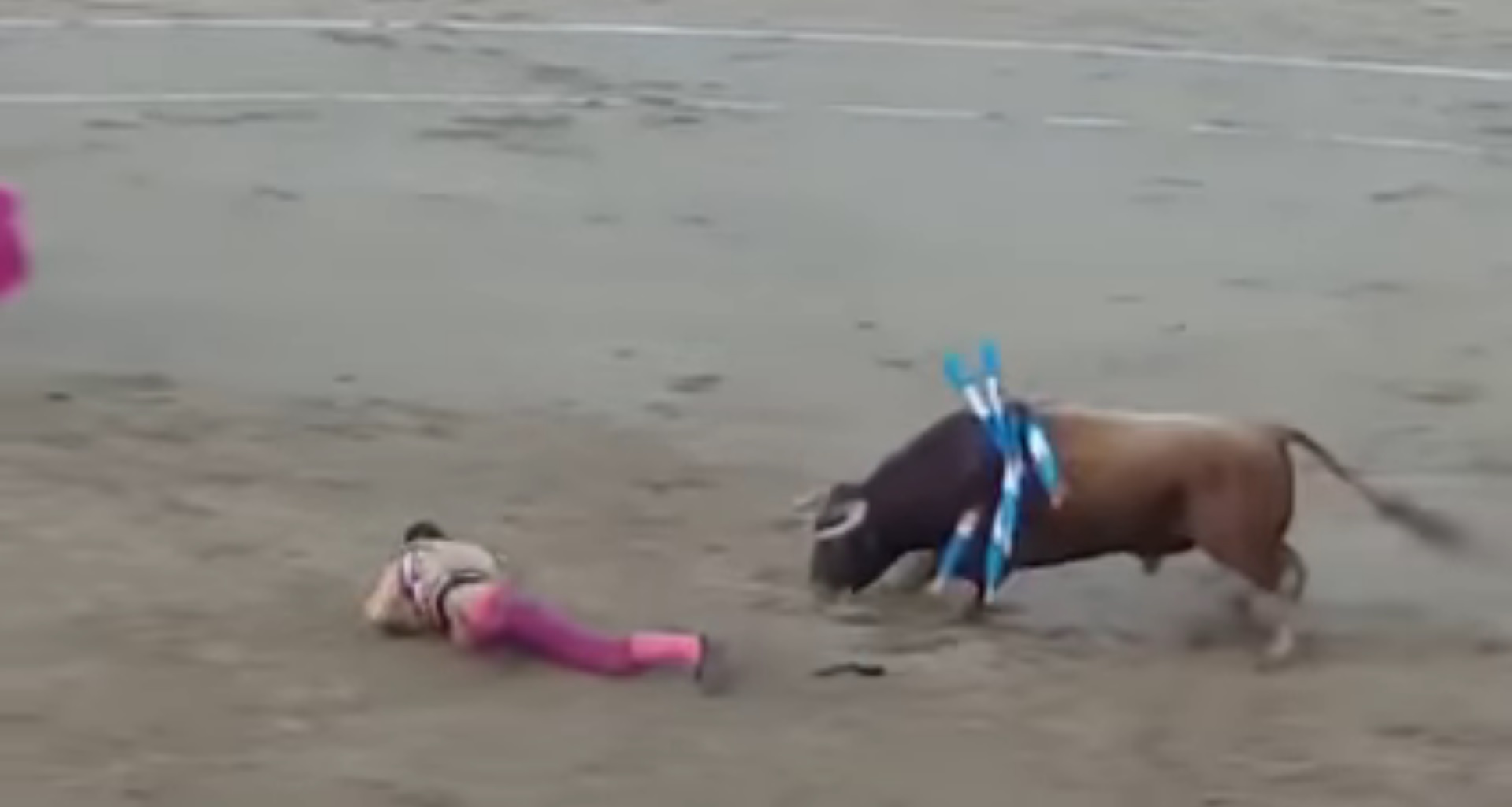 (+VIDEO) Toro embiste y arranca cuero cabelludo a torero español