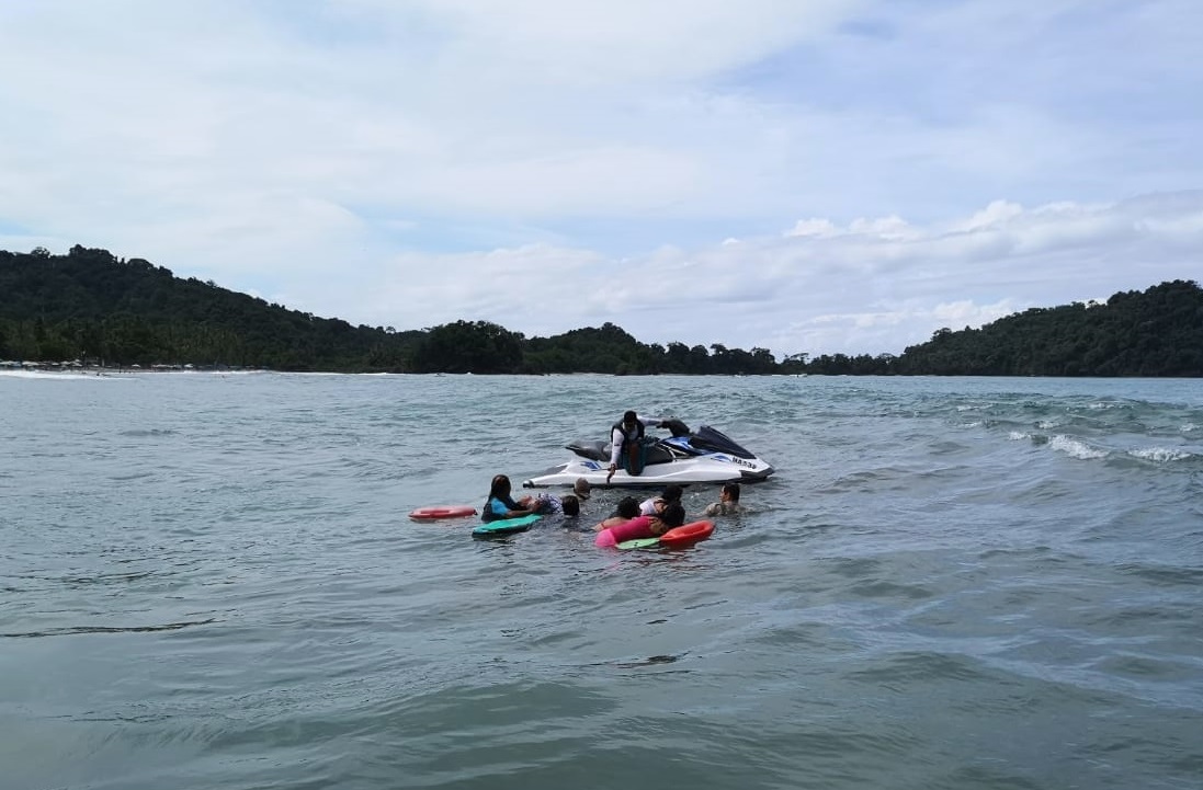(+FOTOS) Cinco mujeres y un niño fueron arrastrados por corrientes en Quepos