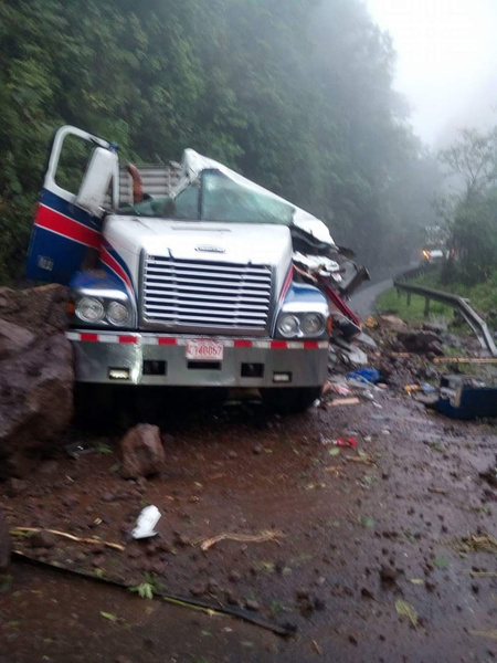 (+FOTOS) Fallece chofer de camión en ruta 32 tras derrumbe