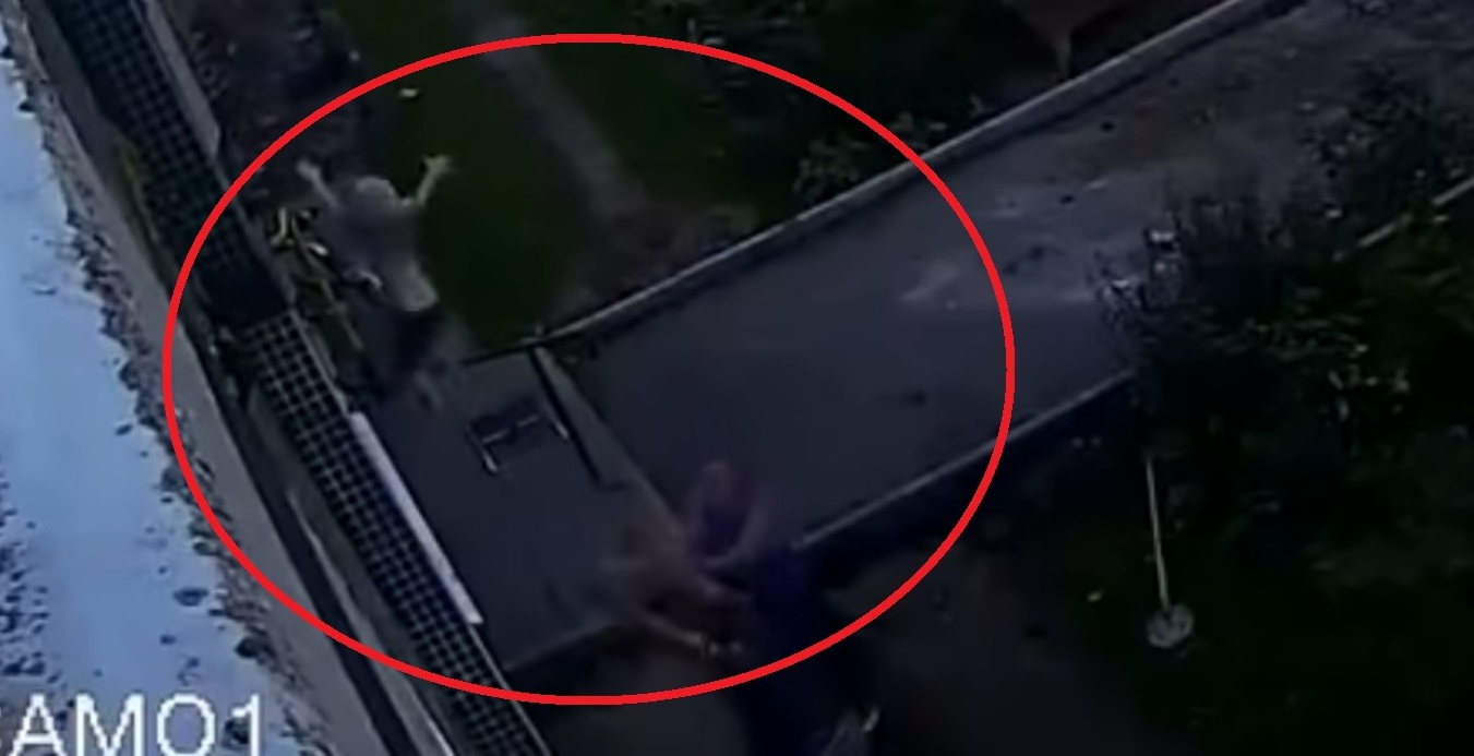 (+VIDEO) Obreros rescatan a bebé que cae desde una ventana