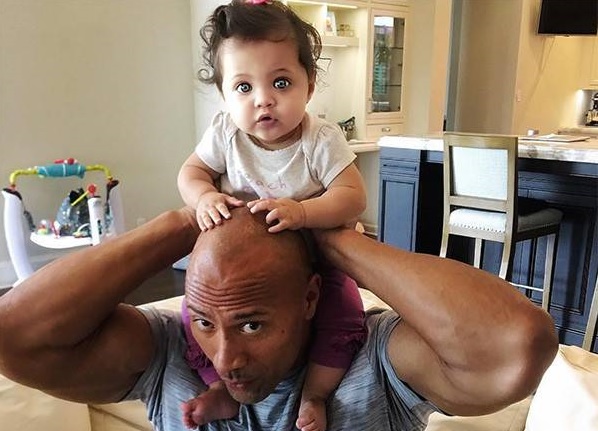 (+VIDEO) El tierno video de 'La Roca' con su bebé