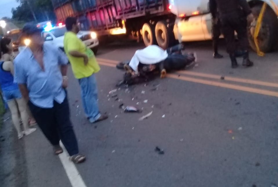 (+FOTOS) Hombre muere tras colisionar en Santa Cecilia