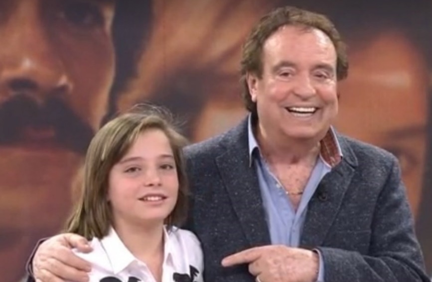 (+FOTOS) Padre de niño que interpreta a “Luis Miguel” es acusado de explotación  