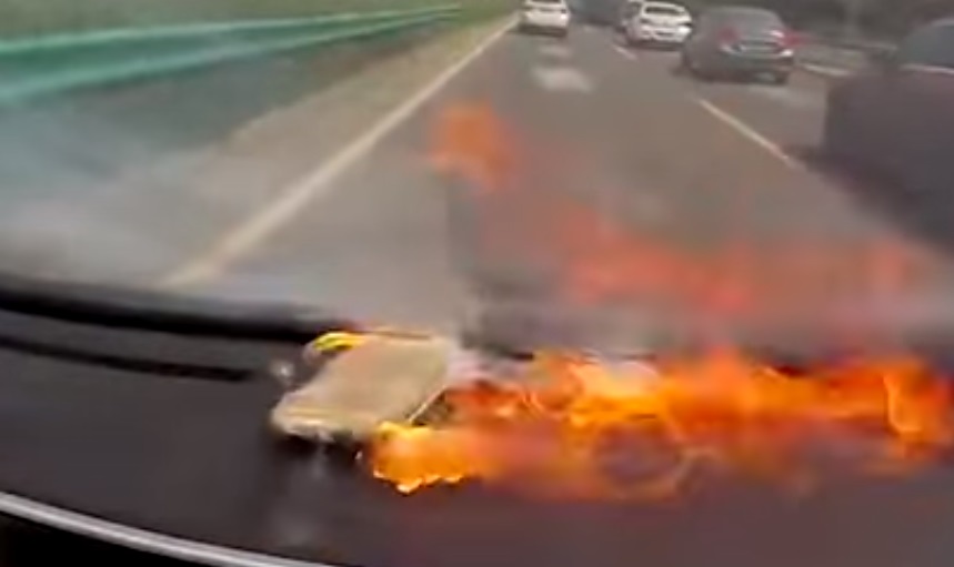 (+VIDEO) Mujer entra en pánico cuando el teléfono estalla 
