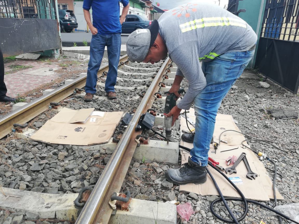 (+FOTOS) Alistan señalización en cruces del tren