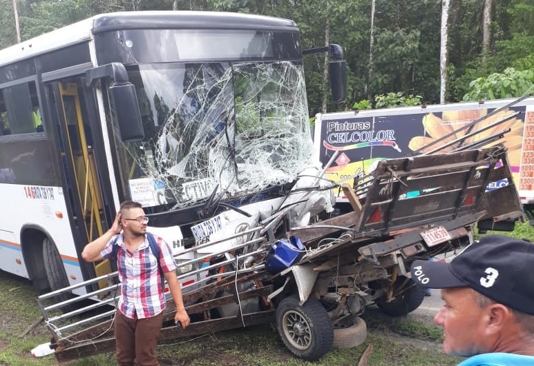 (+FOTOS) Aparatoso accidente deja dos muertos en Limón
