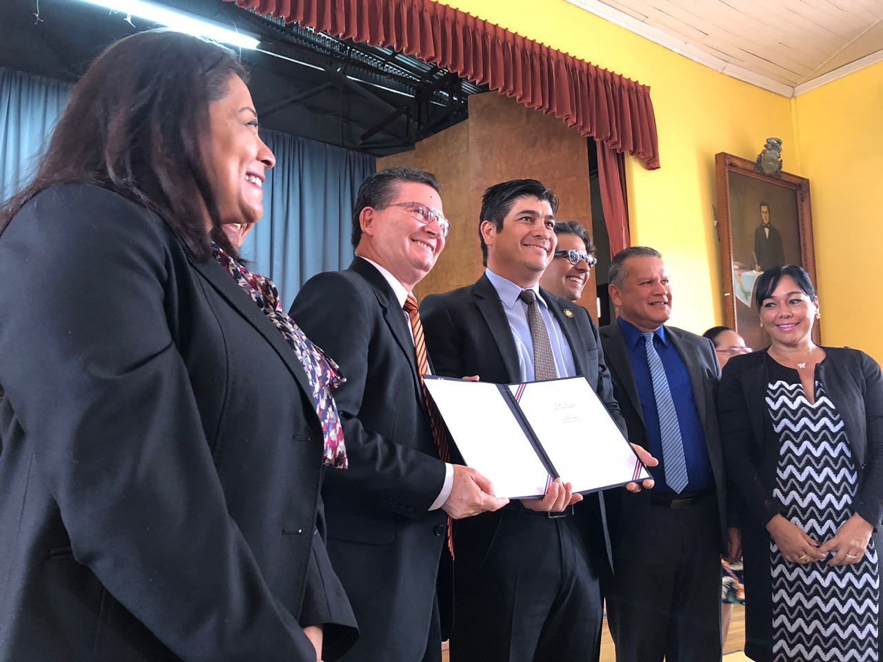 Decreto ejecutivo ofrece estabilidad laboral a educadores