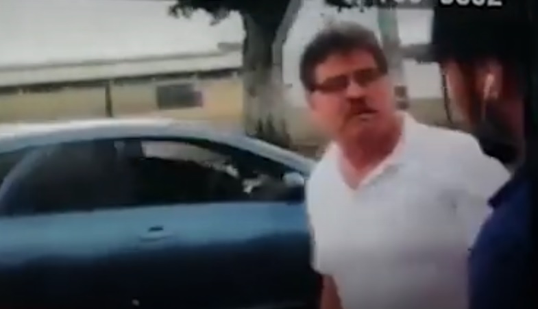 (+VIDEO) Taxista de la ‘fuerza roja’ agrede a camarógrafo  