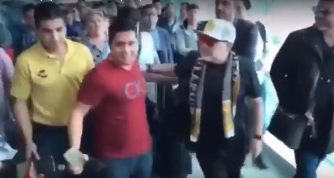 (+VIDEO) Maradona empuja a un aficionado en su llegada a México