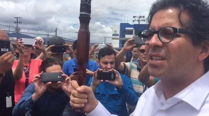 (+VIDEO) Edgar Mora llama a despolitizar Antorcha de la Independencia