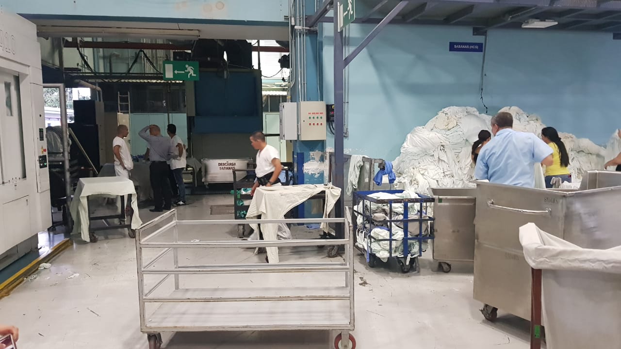 (+FOTOS) Personal de la CCSS tuvo que lavar ropa hospitalaria
