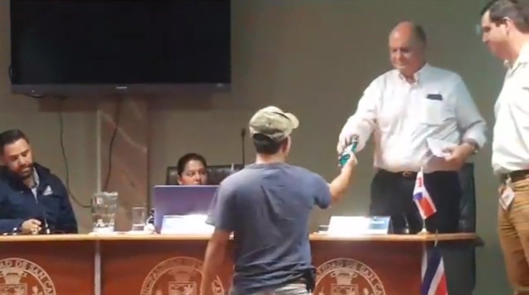 (+VIDEO) Piza recibe enjuague bucal durante visita a San Carlos