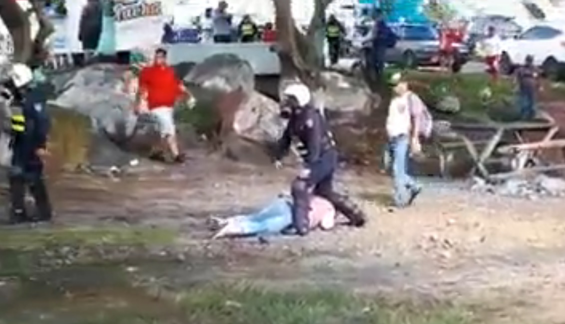 (+VIDEO) Intervienen con bombas lacrimógenas ante cierre de vías en Puntarenas