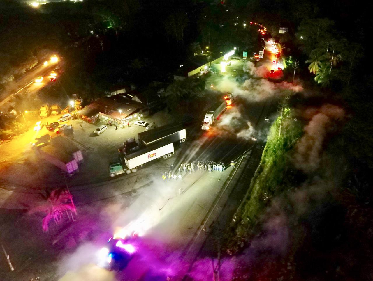 (+VIDEO) Oficiales intervienen ante cierre de vías en Limón