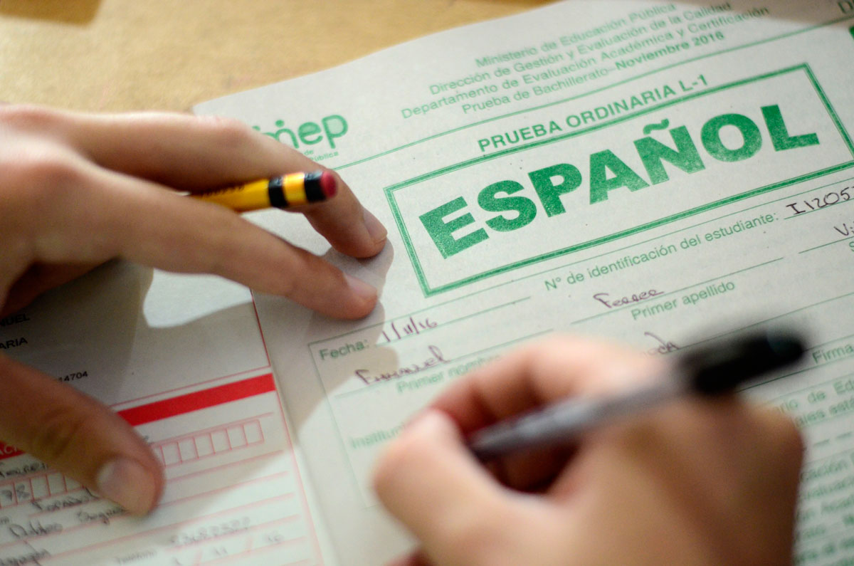 Con la ayuda de voluntarios, inician pruebas de bachillerato