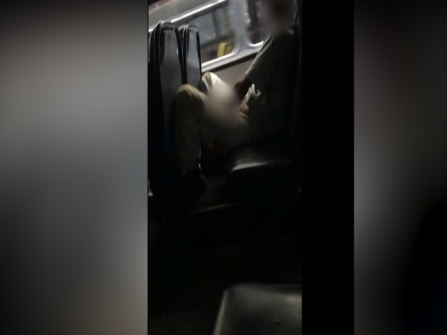 (+VIDEO) Sujeto se masturba en pleno bus y es grabado por pasajera