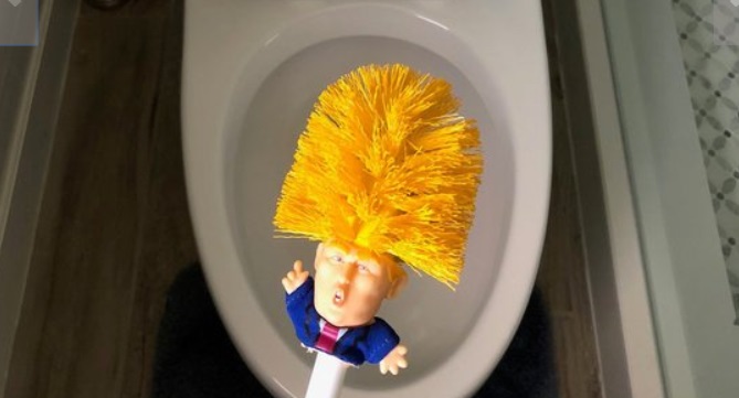 (+FOTOS) Sale el nuevo cepillo de Donald Trump para limpiar inodoros  