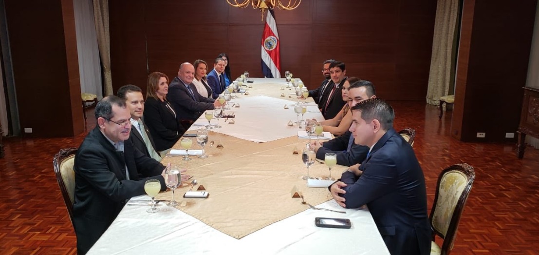 Presidente Alvarado se reúne con bloque de diputados independientes ‘Nueva República’