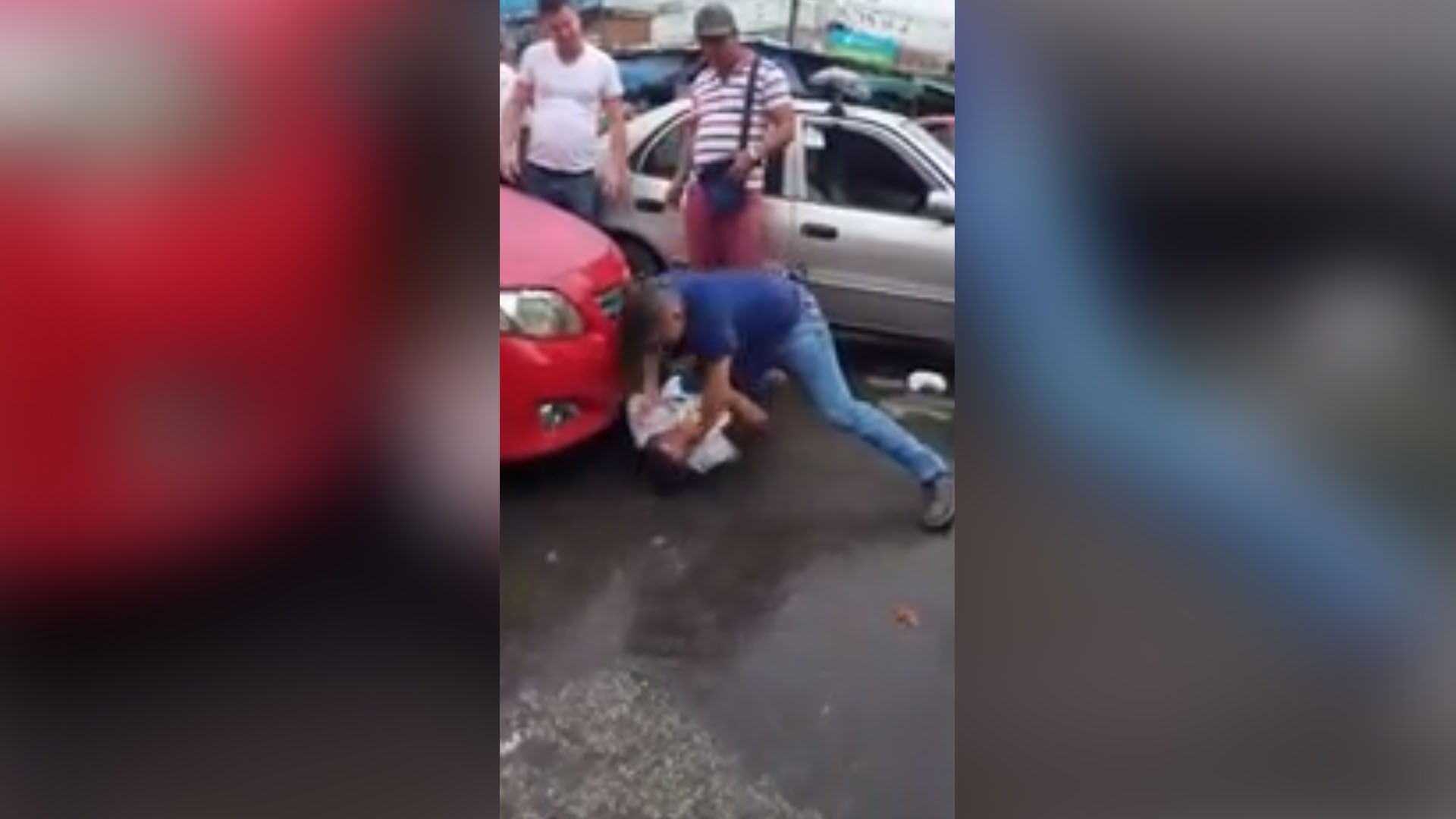 (+VIDEO) ¡A golpes! Así  termina una fuerte discusión entre taxistas