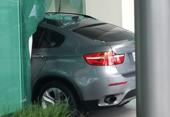 (+FOTOS) Sujeto se metió con todo y vehículo a un banco en Escazú