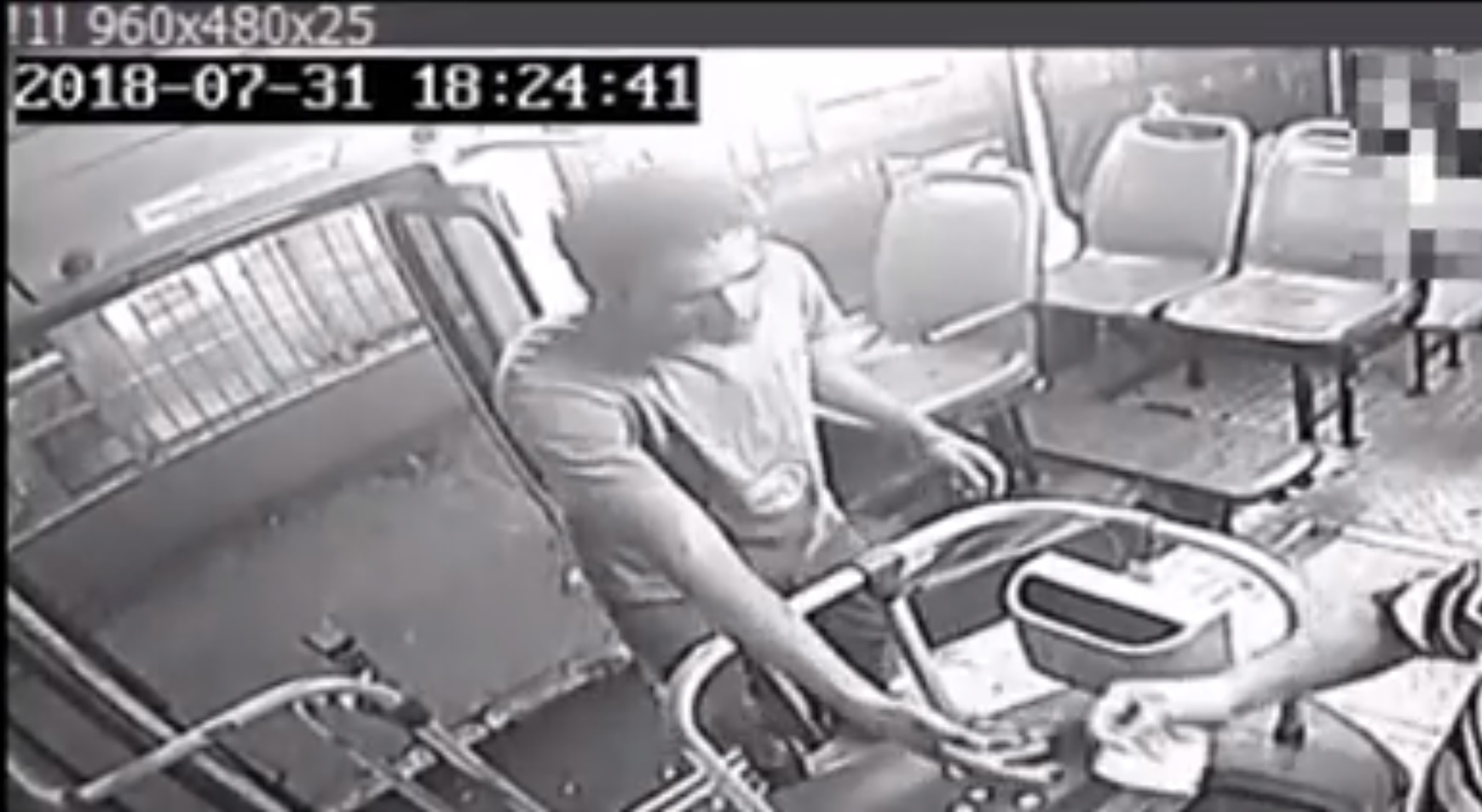 (+VIDEO) Asaltantes ingresan a bus y amenazan a chofer