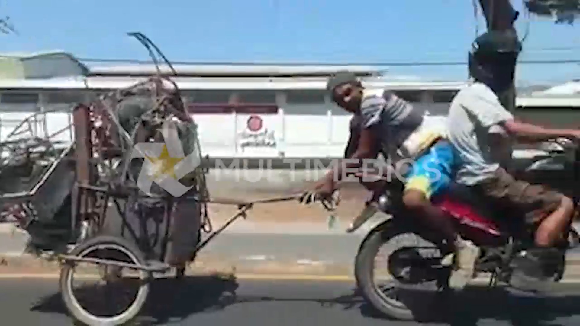 (+VIDEO) Motociclistas llevan carreta de forma imprudente