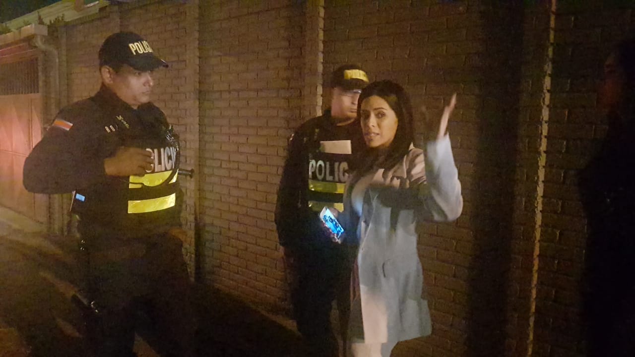 (+VIDEO) Aseguran que funcionarios sustraen objetos de la embajada venezolana