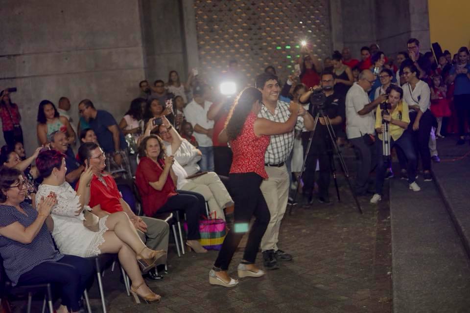 Presidente Alvarado baila al mejor estilo caribeño