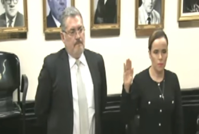 Restringen salida del país a esposa de Juan Carlos