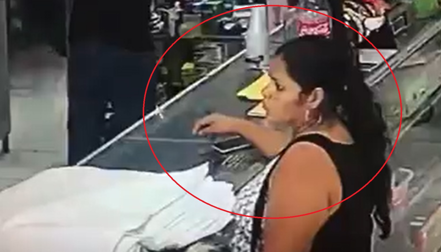 (+VIDEO) ¡De forma sigilosa! Mujer se lleva celular de una vitrina  