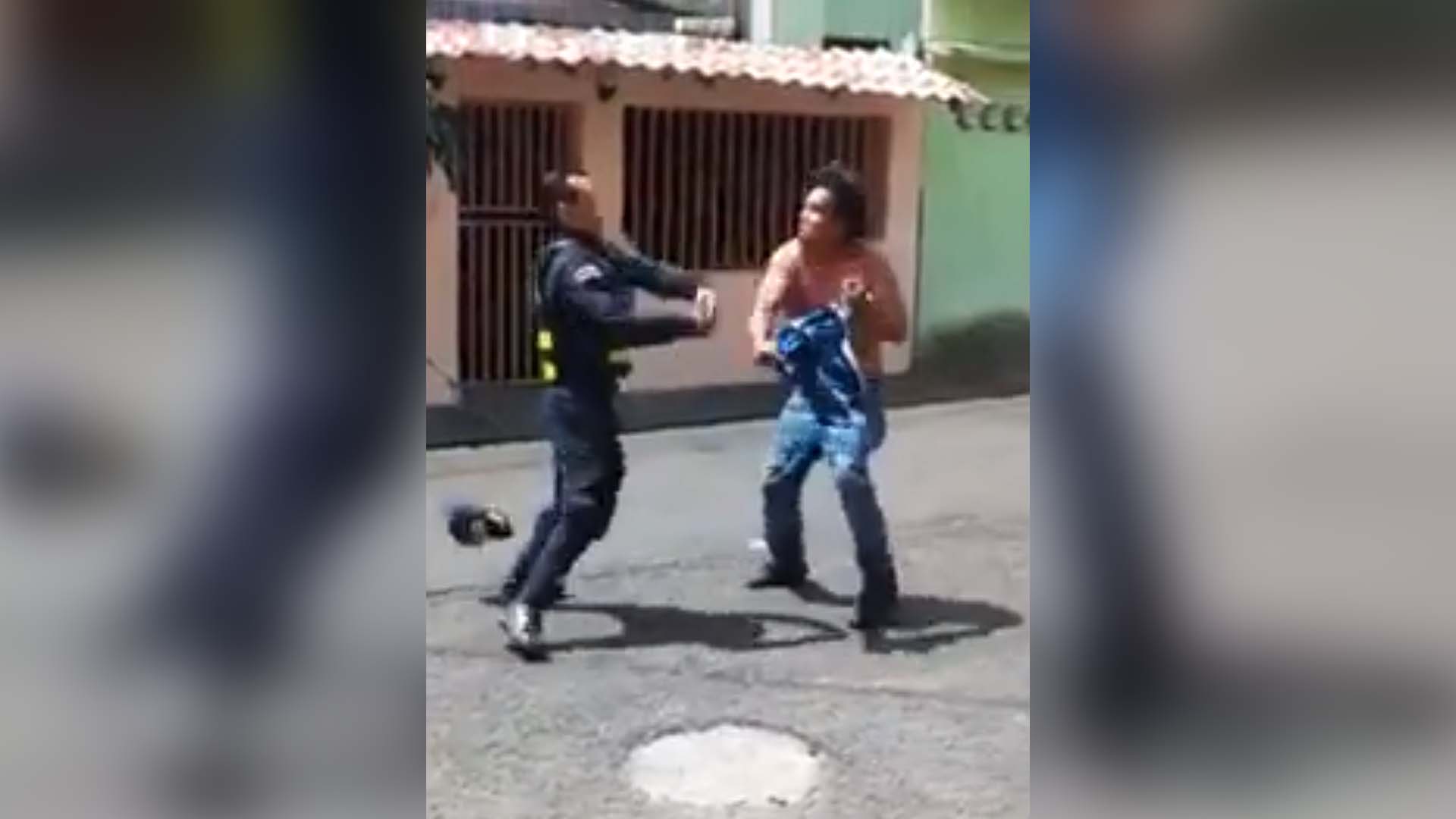 (+VIDEO) Sujeto reta a oficial y terminan agarrándose a golpes
