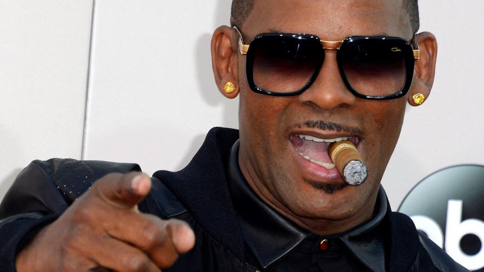 Músico R. Kelly es acusado nuevos cargos por delito sexual en EE.UU.