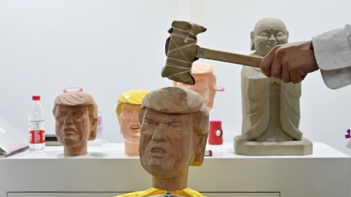 Golpear la cabeza de Donald Trump con un martillo se convirtió en un remedio contra el estrés 